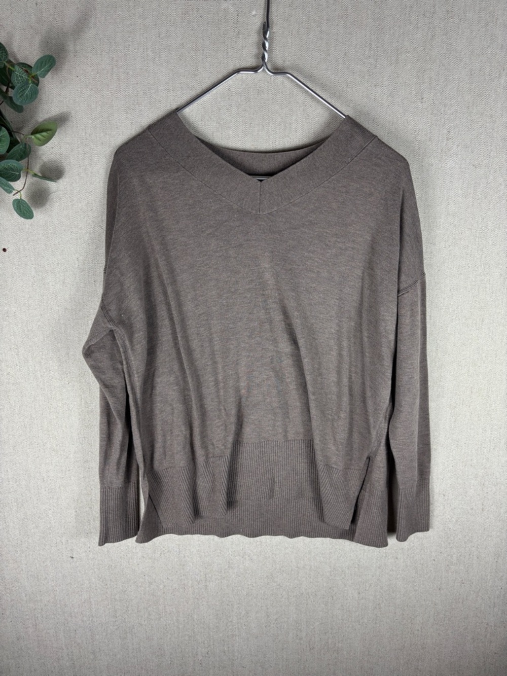 Chelsea 28 > Taupe V-neck Lightweight Sweater Medium